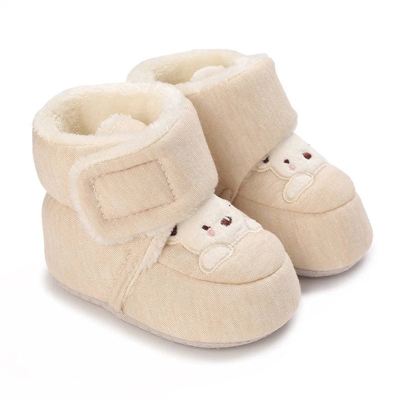 Chaussons bébé crème avec ours brodé, scratch pratique et semelle antidérapante. Parfait pour la maison ou la crèche.