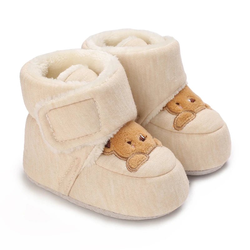 Bottines bébé ultra-douces en velours crème, intérieur chaud et scratch pratique. Motif ours brodé pour un style adorable et cocooning. Idéales pour garder les petits pieds bien au chaud.