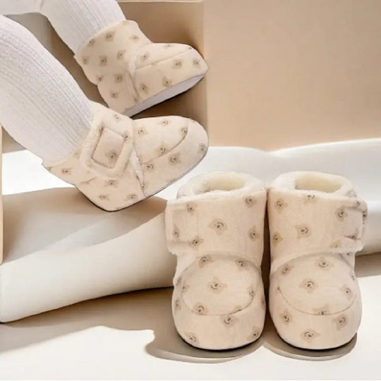 Pantoufles bébé ours 3D beige portées, fourrure douce et velcro.