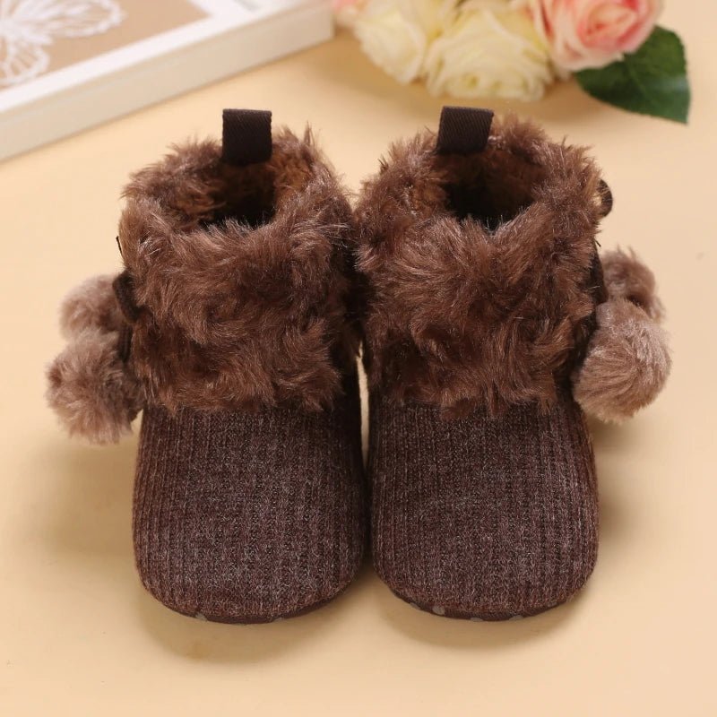 Bottines bébé brun noisette avec fourrure caramel, décoration pompons, vue arrière.
