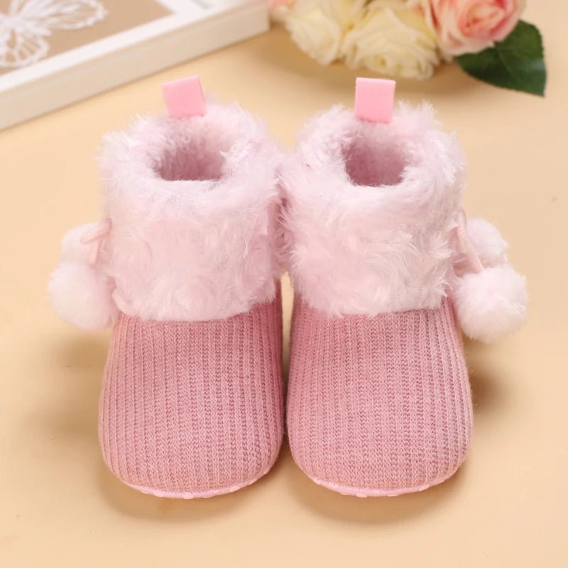 Bottines bébé rose nuage avec fourrure blanche et pompons, chaudes et antidérapantes.