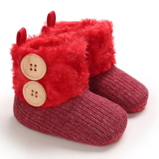 Bottines bébé rouge cerise avec fourrure douce et boutons en bois, modèle d’hiver chaud.