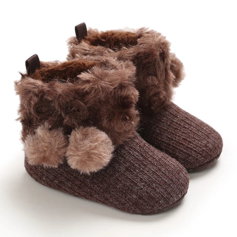 Bottines bébé brun moka avec fourrure caramel et pompons, modèle chaleureux pour l’hiver.