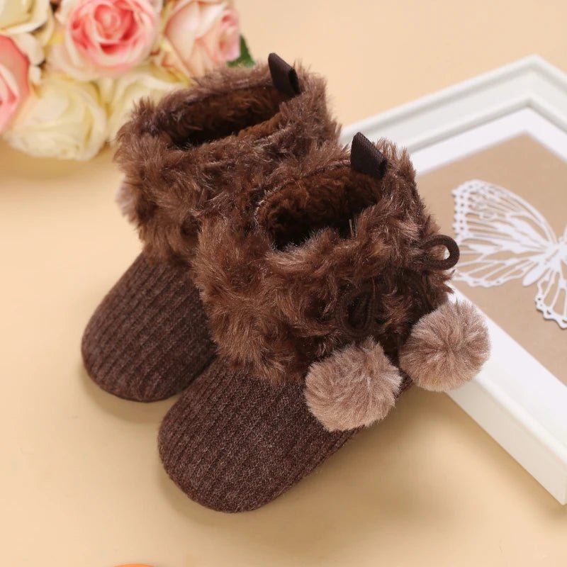Bottines bébé brun noisette avec pompons et fourrure chaude, design cocooning.