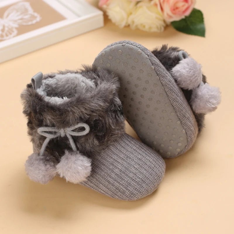 Semelle antidérapante des bottines bébé gris pompon, fourrure douce et tricot chaud.