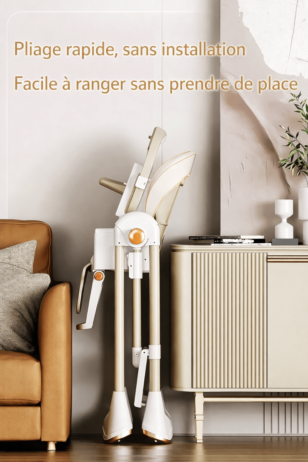 Chaise haute bébé pliable compacte facile à ranger contre un meuble
