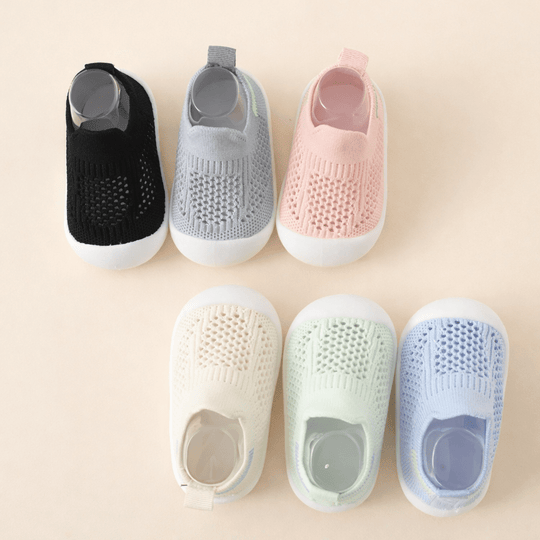 Chaussures bébé en maille respirante avec semelle souple antidérapante disponibles en noir, gris, rose, beige, vert et bleu
