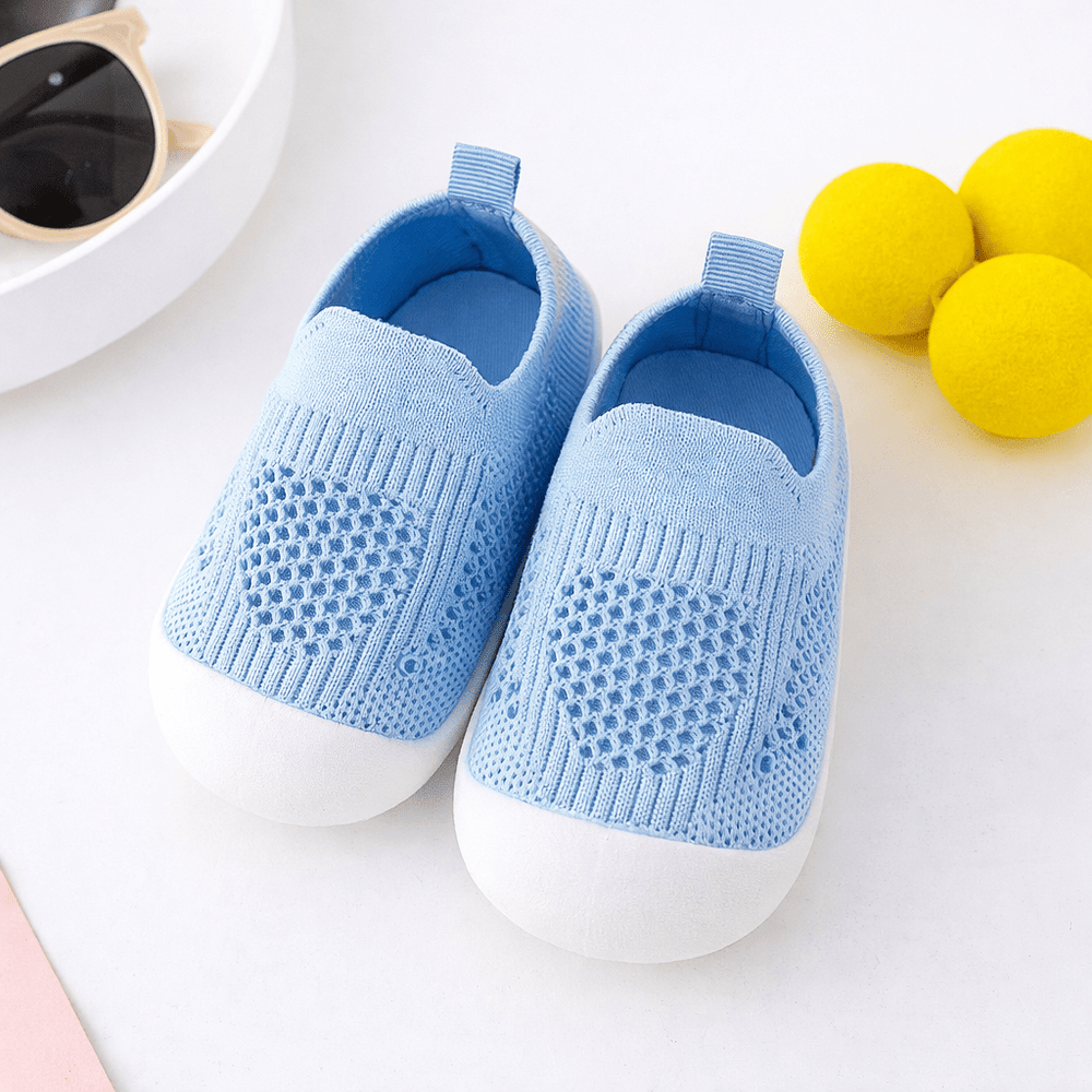 Chaussures bébé bleues en maille respirante avec semelle souple antidérapante, idéales pour les premiers pas