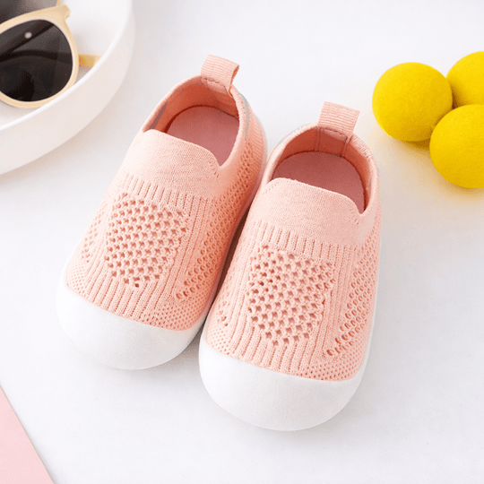 Chaussures bébé roses en maille respirante avec semelle souple antidérapante, idéales pour les premiers pas