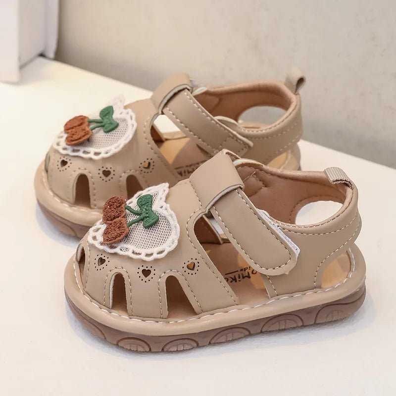 chaussure marron avec motif cerise 