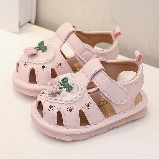 chaussures  rose  avec motif cerise 