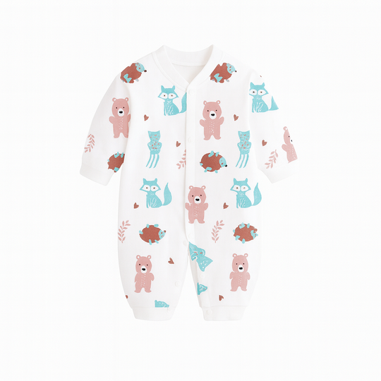 Combinaison bébé blanche avec motifs petits ours, renards et hérissons en tons pastel bleu et rose, décorations en forme de petits cœurs.