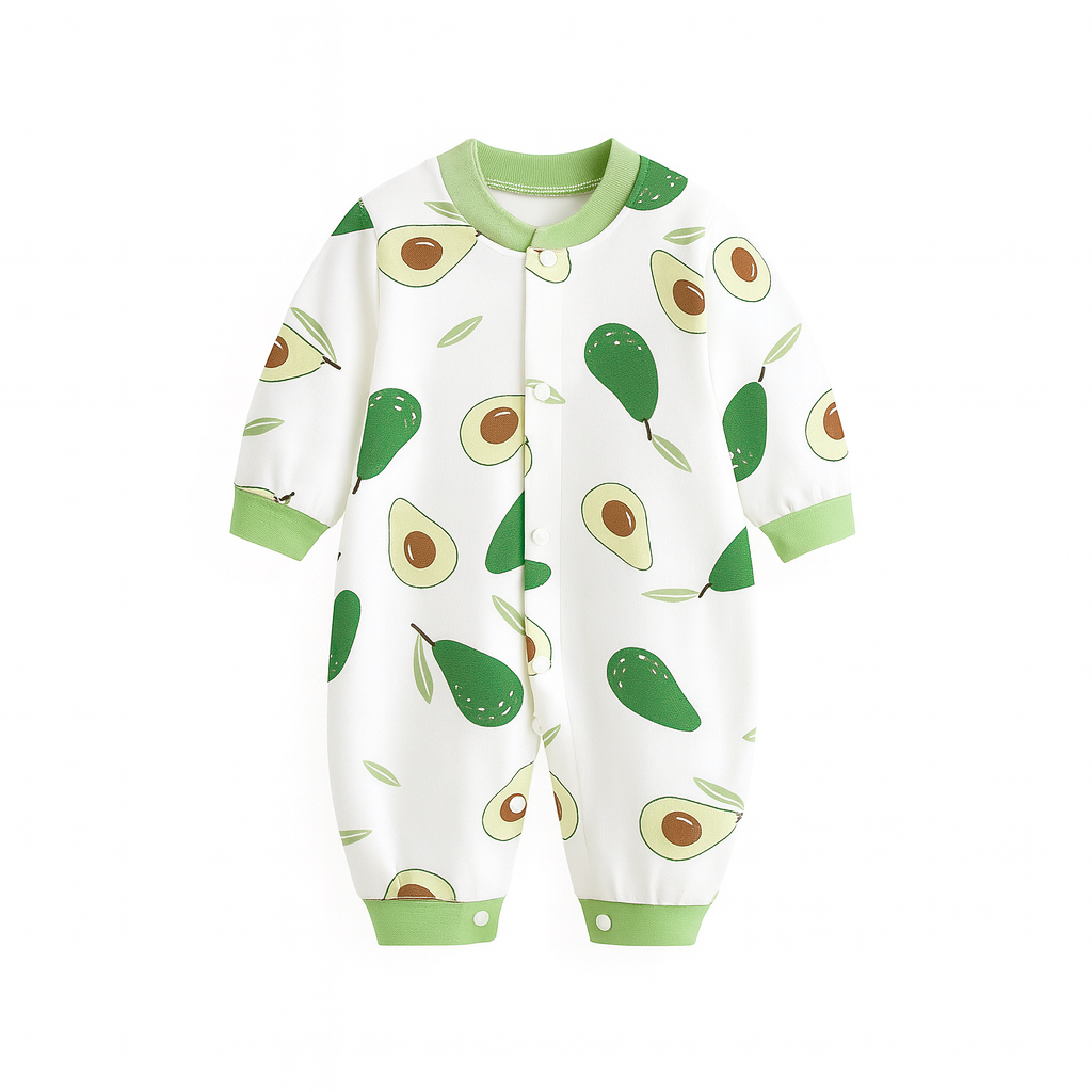 Combinaison bébé blanche avec imprimés avocats entiers et coupés, bordures vert clair au col, poignets et chevilles, style naturel et moderne.