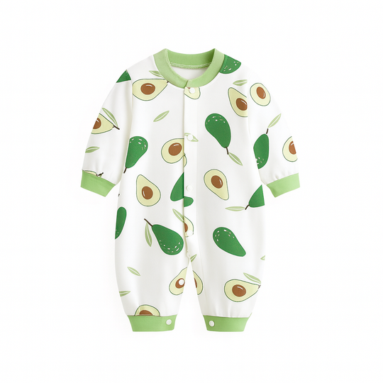 Combinaison bébé blanche avec imprimés avocats entiers et coupés, bordures vert clair au col, poignets et chevilles, style naturel et moderne.