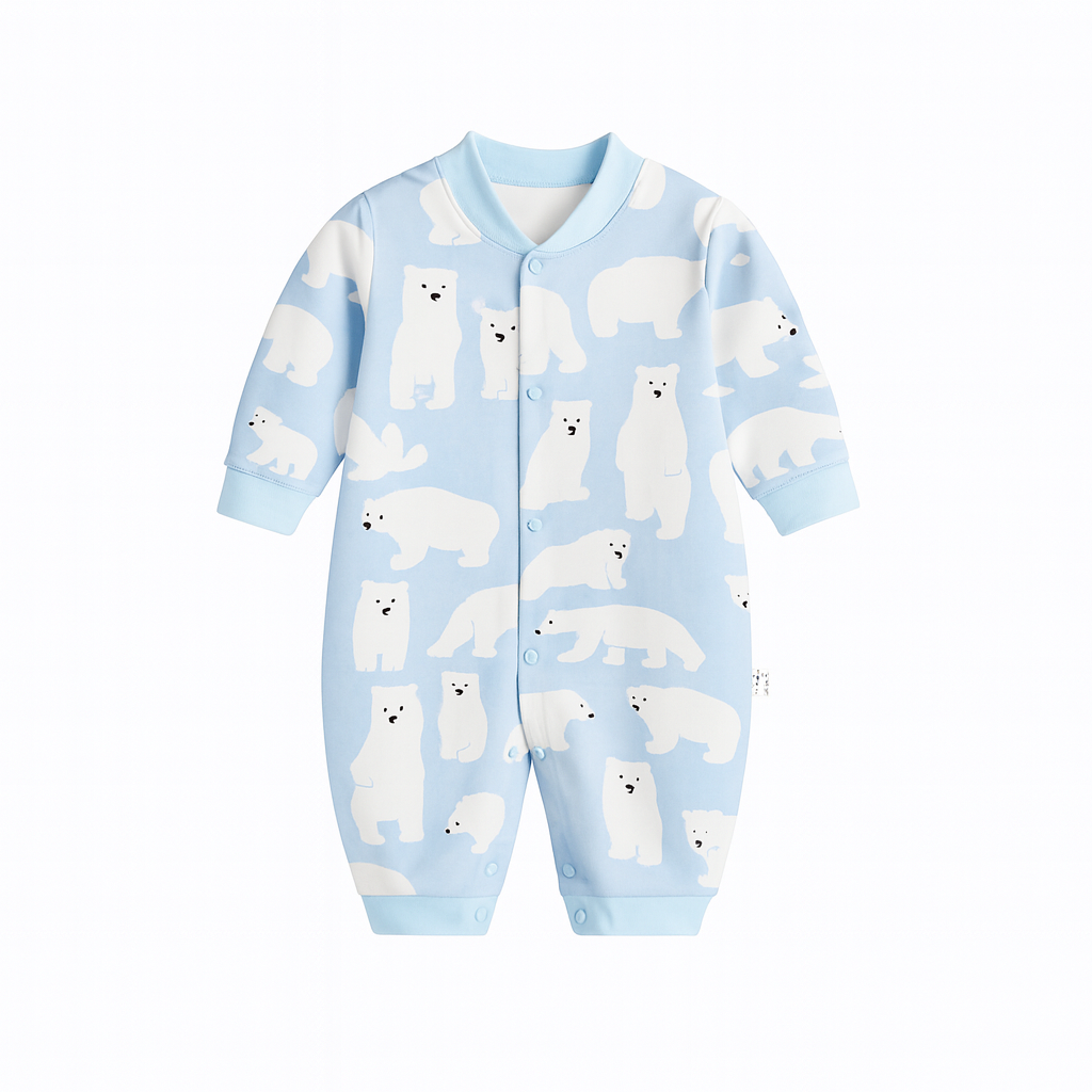 Combinaison bébé bleue décorée de motifs ours polaires blancs, ambiance hivernale douce, tissu chaud et confortable.