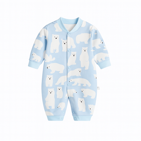 Combinaison bébé bleue décorée de motifs ours polaires blancs, ambiance hivernale douce, tissu chaud et confortable.