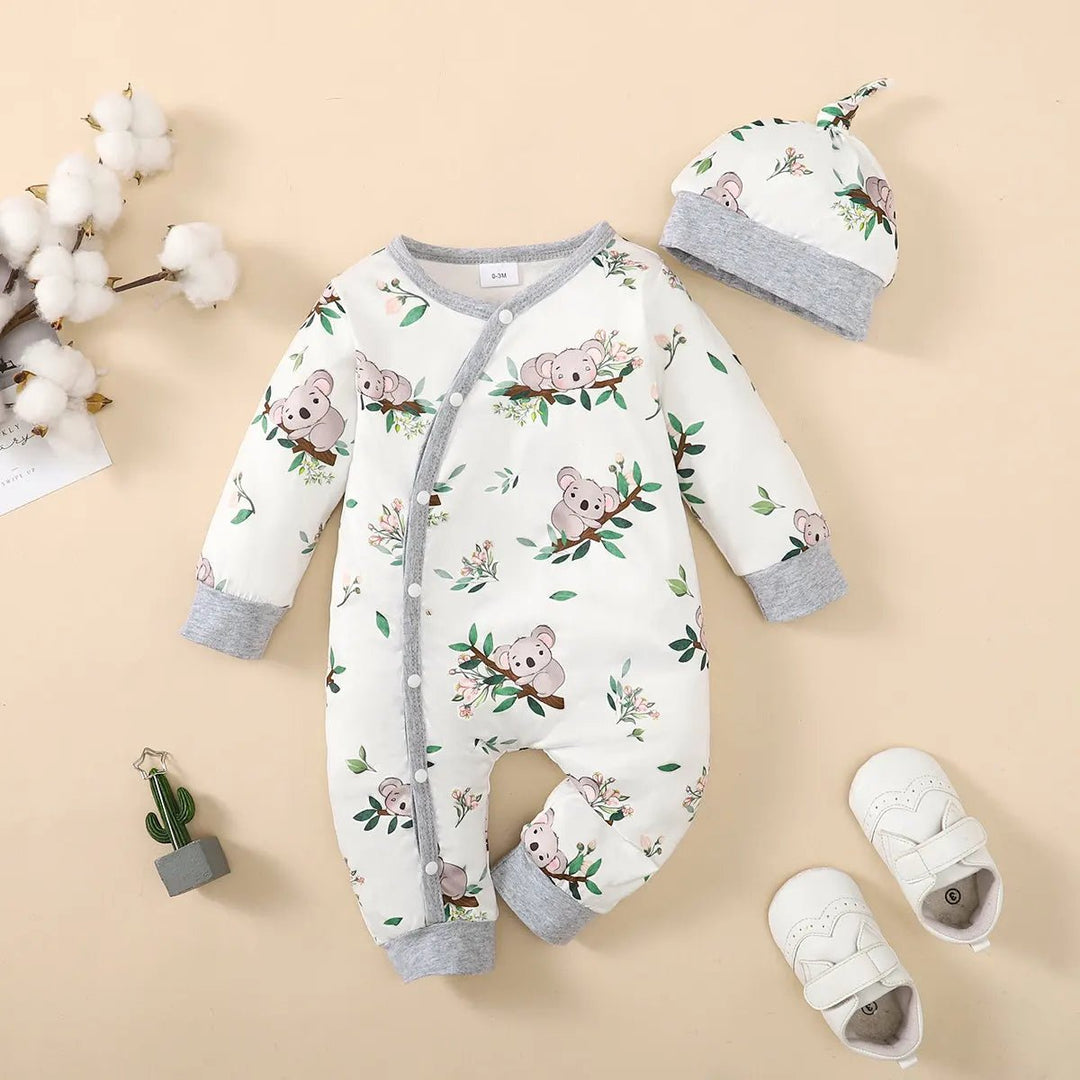 Combinaison bebe blanche imprimee de koalas sur des branches d eucalyptus avec bonnet assorti, tenue douce et naturelle KaliNatur.
