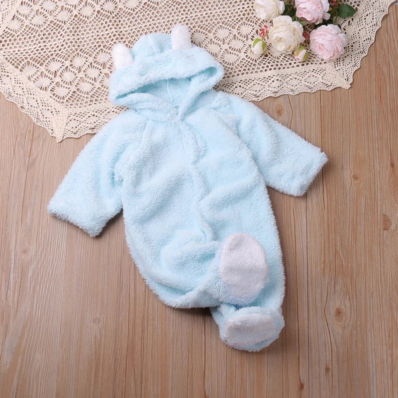 Combinaison bébé en fourrure bleu pastel Kalinatur avec oreilles blanches, tenue d’hiver ultra douce.