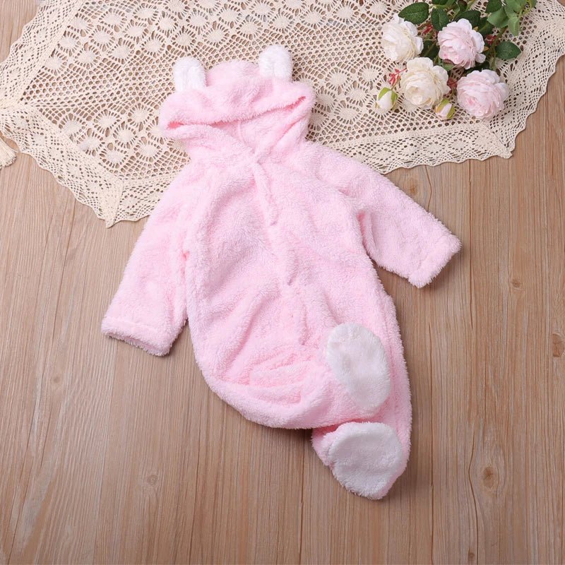 Combinaison bébé en fourrure rose Kalinatur avec oreilles blanches, modèle lapin chaud et confortable.
