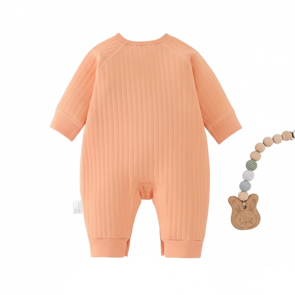 Dos de la combinaison bébé côtelée couleur pêche, coupe kimono croisé.