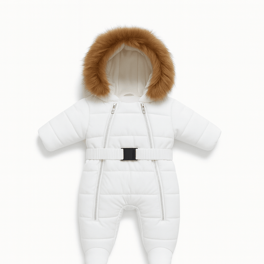 Combinaison d’hiver blanche pour bébé Kalinatur™, avec capuche bordée de fausse fourrure et ceinture ajustable, chaude, élégante et douce pour les sorties hivernales.
