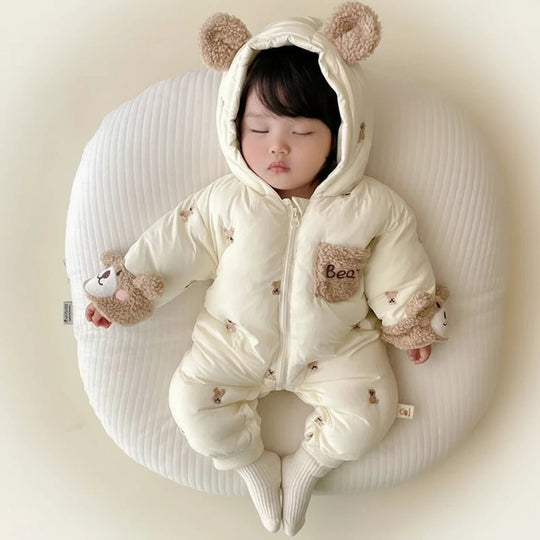 Combinaison d hiver pour bebe blanche Kalinatur avec capuche oreilles d ours et motifs bear, douce et chaude