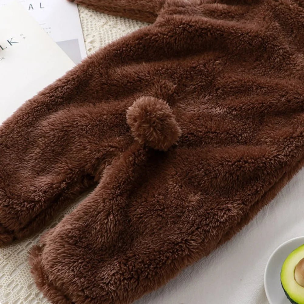 Détail de la petite queue d’ours au dos de la combinaison bébé marron – Kalinatur