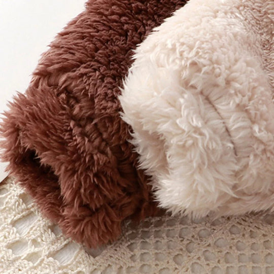 Gros plan sur la texture douce en fourrure des combinaisons bébé ours – Kalinatur