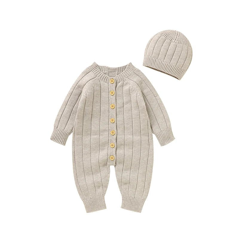 Combinaison tricot beige pour bebe avec maille a cotes verticales, boutons en bois et bonnet assorti, tenue douce et confortable KaliNatur.
