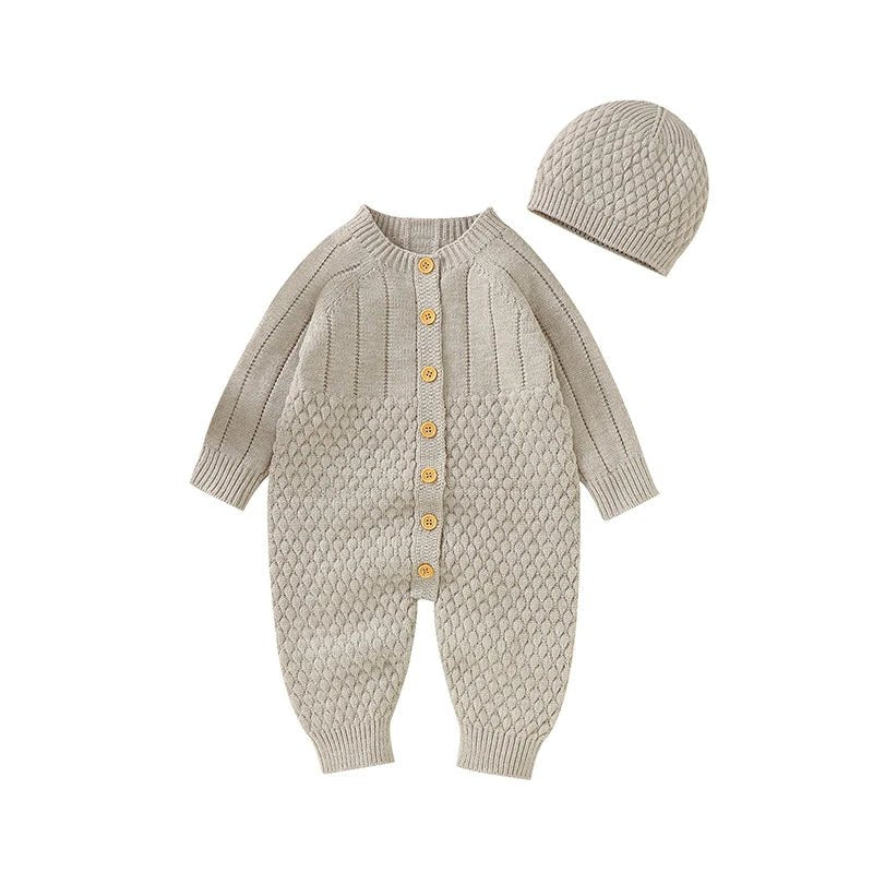 Combinaison tricot beige pour bebe avec texture en nid d’abeille, boutons en bois et bonnet assorti, tenue douce et elegante KaliNatur.