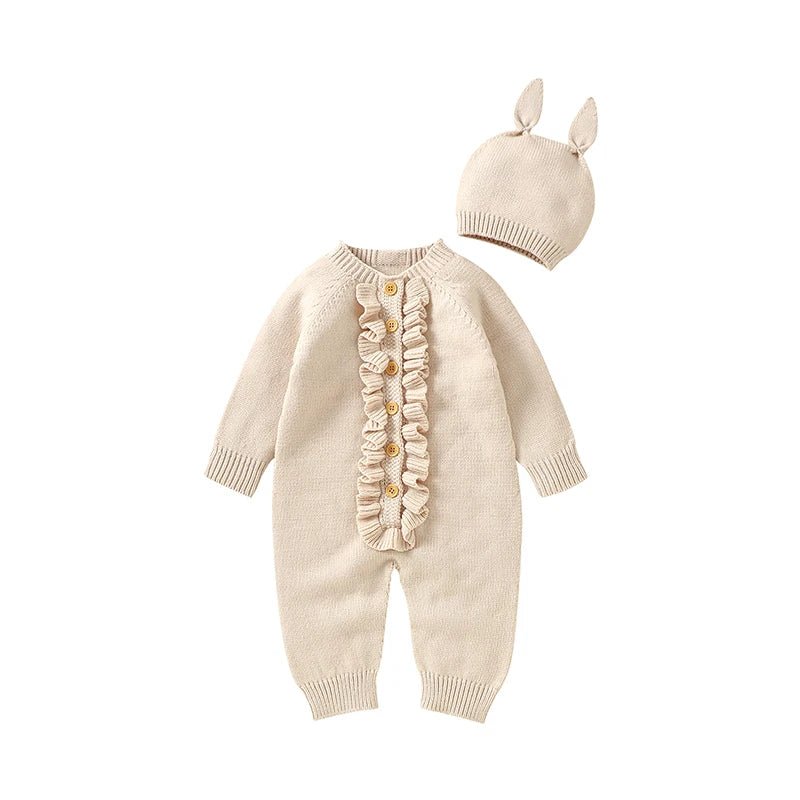 Combinaison tricot beige clair pour bebe avec volants sur le devant, boutons en bois et bonnet assorti a oreilles, tenue elegante et douce KaliNatur.
