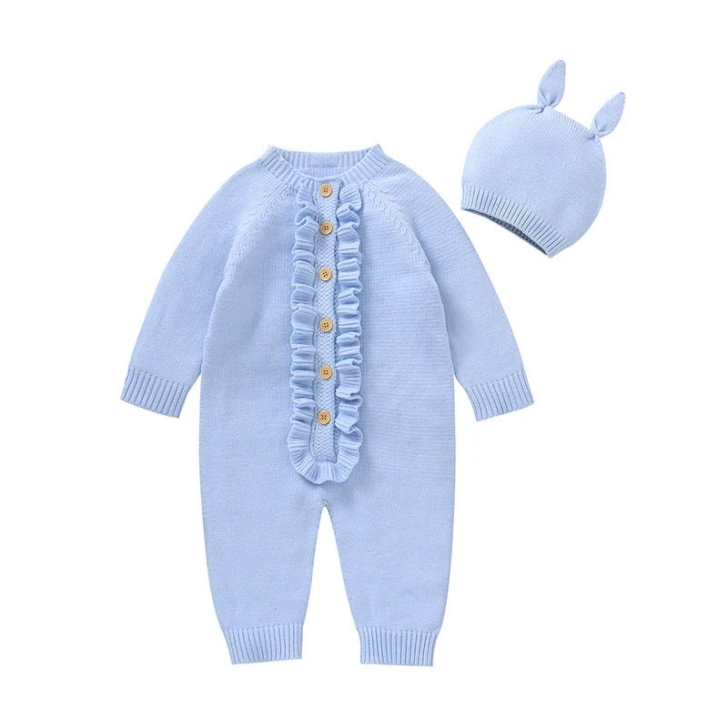 Combinaison tricot bleue pour bebe avec volants sur le devant, boutons en bois et bonnet assorti a oreilles, tenue douce et elegante KaliNatur.
