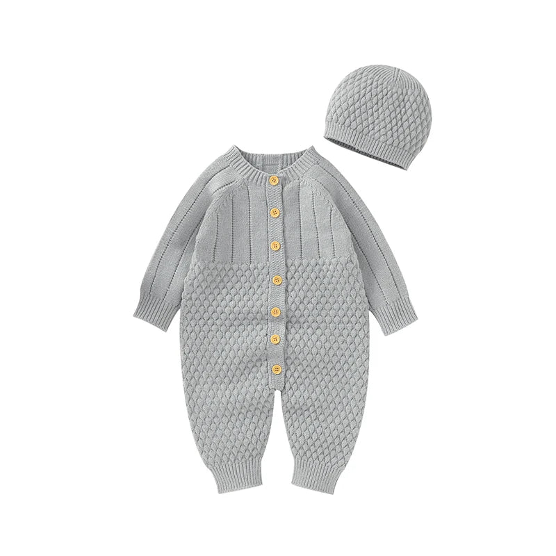 Combinaison tricot grise pour bebe avec texture en nid d’abeille, boutons en bois et bonnet assorti, tenue chaude et elegante KaliNatur.
