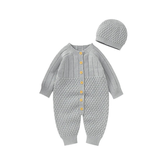 Combinaison tricot grise pour bebe avec texture en nid d’abeille, boutons en bois et bonnet assorti, tenue chaude et elegante KaliNatur.
