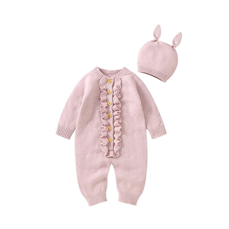 Combinaison tricot rose clair pour bebe avec volants sur le devant, boutons en bois et bonnet assorti a oreilles, tenue douce et elegante KaliNatur.