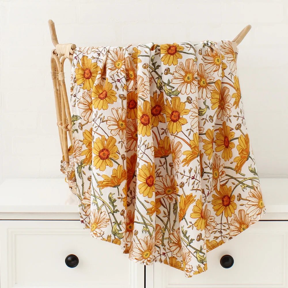 Lange bébé en coton motif fleurs jaunes style bohème, suspendu sur un porte-serviette – Kalinatur.