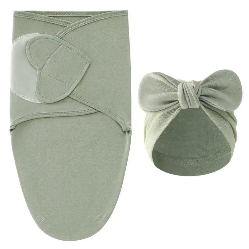 Couverture d’emmaillotage vert sauge 100 % coton avec bonnet nœud assorti pour bébé.