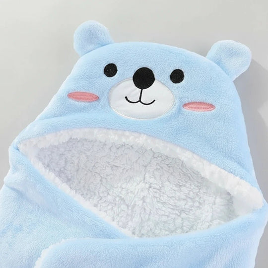 Capuche de couverture d’emmaillotage Kalinatur en forme d’ours bleu avec doublure douce en polaire blanche, idéale pour garder bébé au chaud pendant l’hiver.
