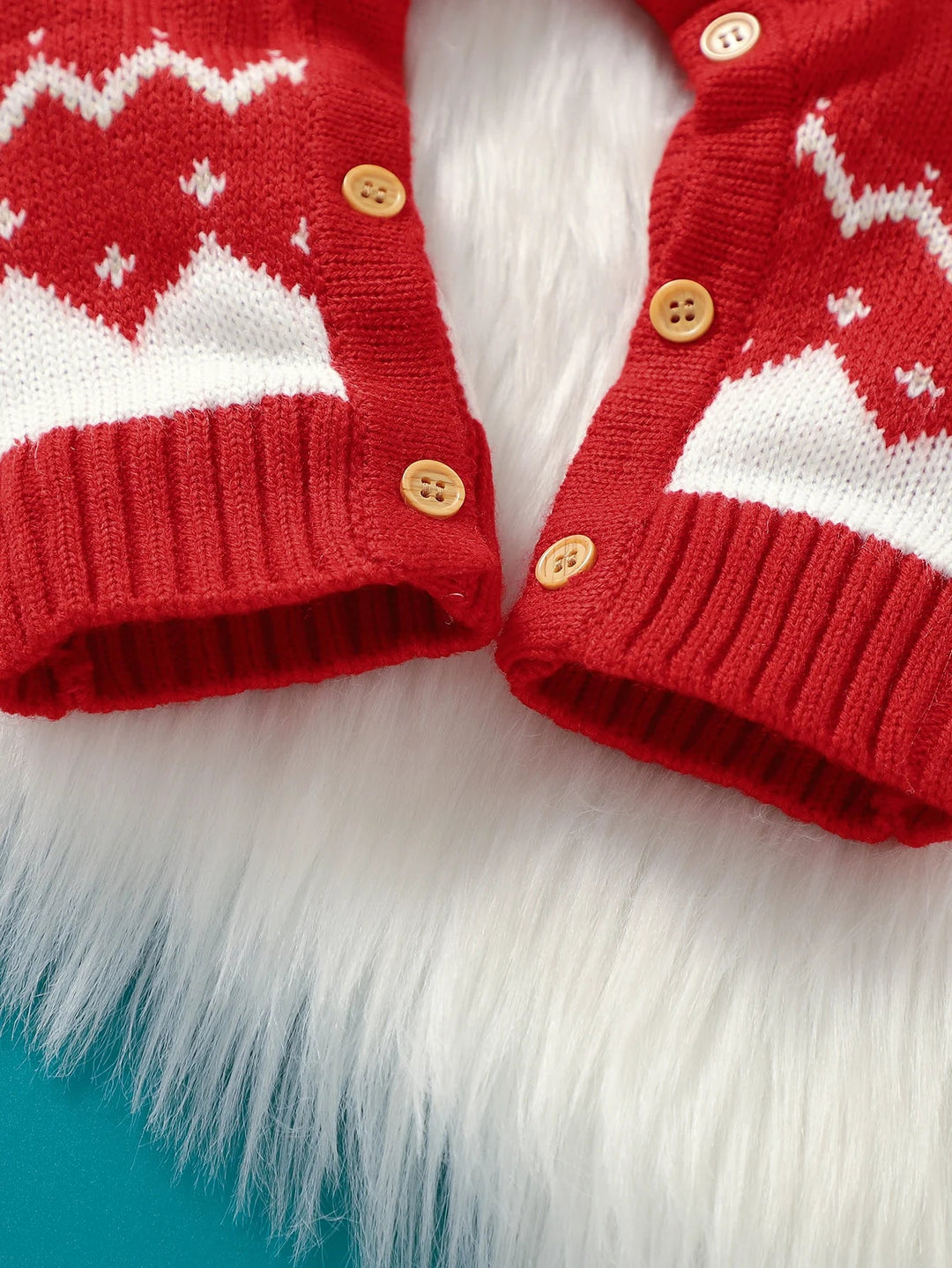 Detail du bas de la barboteuse de Noel pour bebe en tricot rouge et blanc avec boutons dores et finitions festives KaliNatur