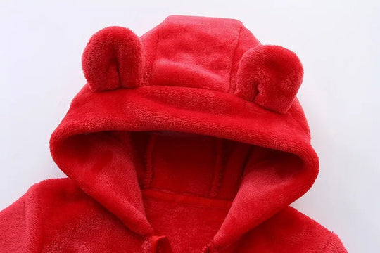 Détail de la capuche à petites oreilles de la combinaison bébé Kalinatur™, en tissu doux et chaud pour l’hiver.
