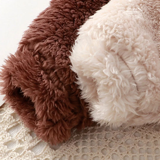 Gros plan sur la texture douce en fourrure des combinaisons bébé ours – Kalinatur