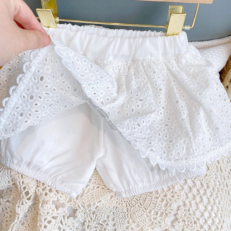 detail du bas de semble a dentelle blanc