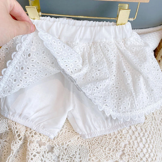 detail du bas de semble a dentelle blanc