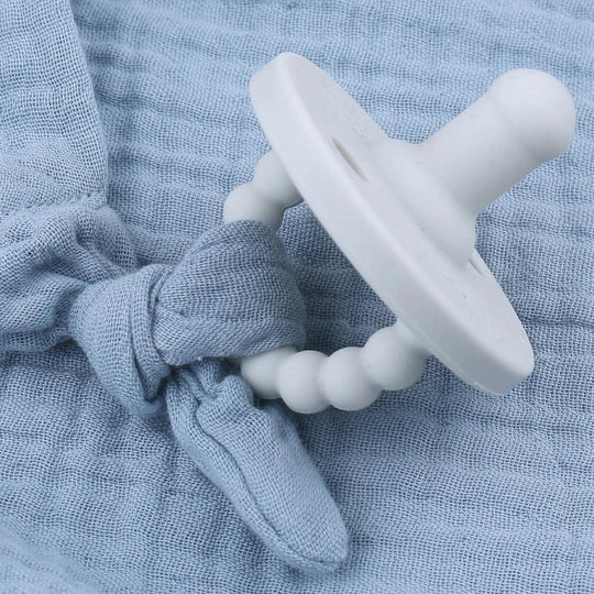 Doudou en mousseline bleu servant d’attache-tétine pour bébé – Kalinatur
