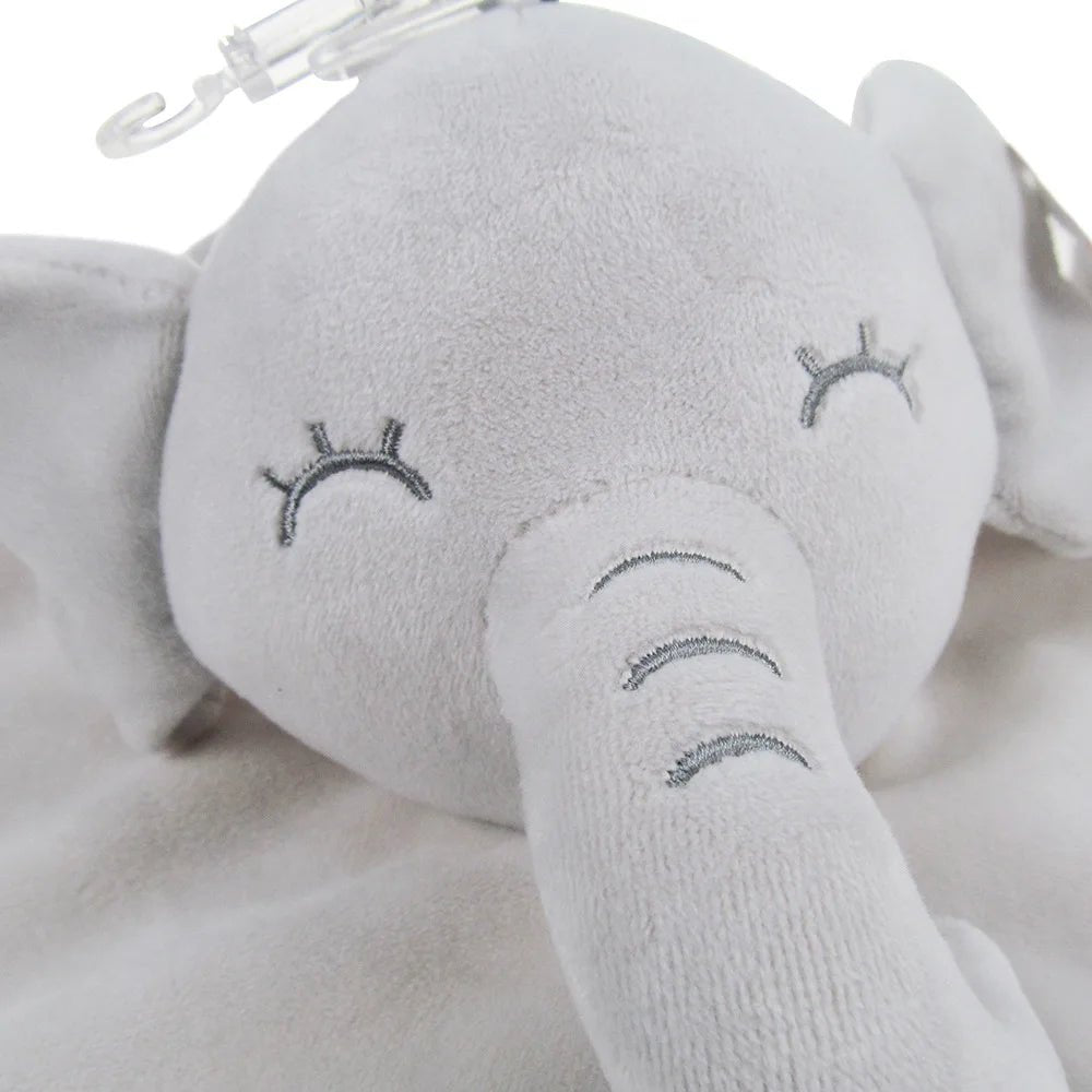 Gros plan sur le visage brodé du doudou éléphant gris