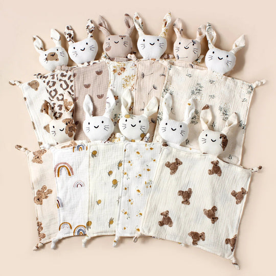 Collection de doudous lapin en mousseline avec différents motifs – Kalinatur
