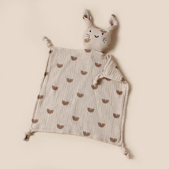 Doudou lapin en mousseline motif arc-en-ciel beige pour bébé – Kalinatur
