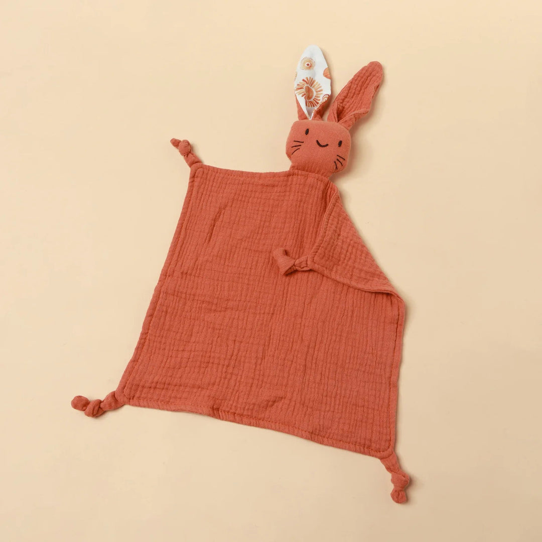 Doudou lapin terracotta en mousseline, motif oreille fleurie