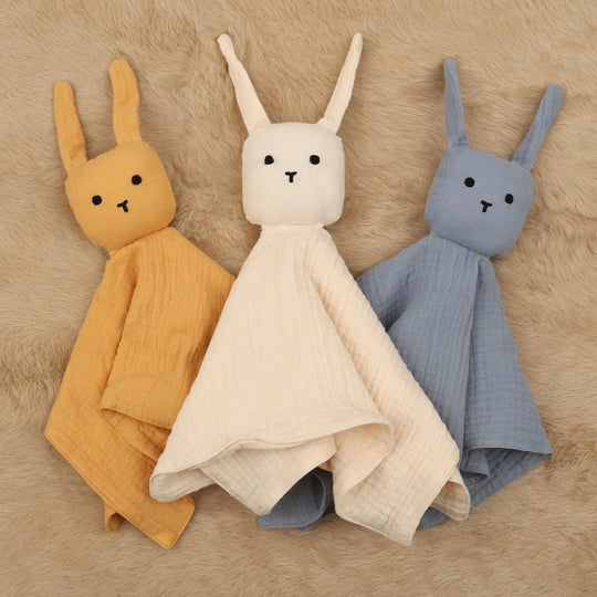 Doudous lapins en mousseline couleurs moutarde, ivoire et bleu pour bébé – Kalinatur