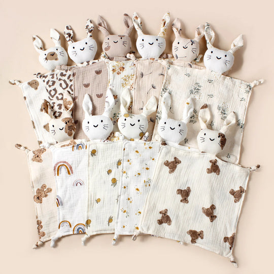 Collection de doudous lapin en mousseline avec différents motifs – Kalinatur